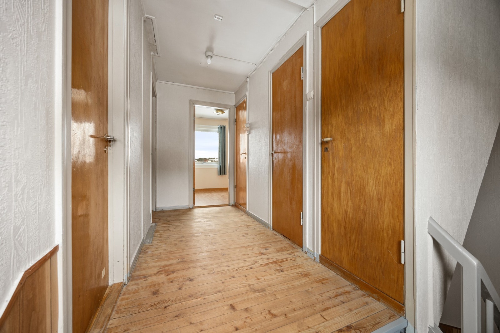 Gang - ca. 8,5 kvm. Fra gangen er det adkomst inn til tre soverom, WC og bad. Galleribilde