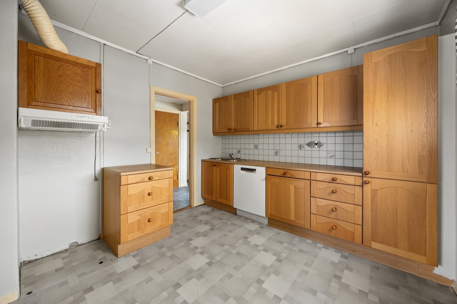 Avsatt plass for hvitevarer. Plass for spisebord ved kjøkkenvindu. Galleribilde