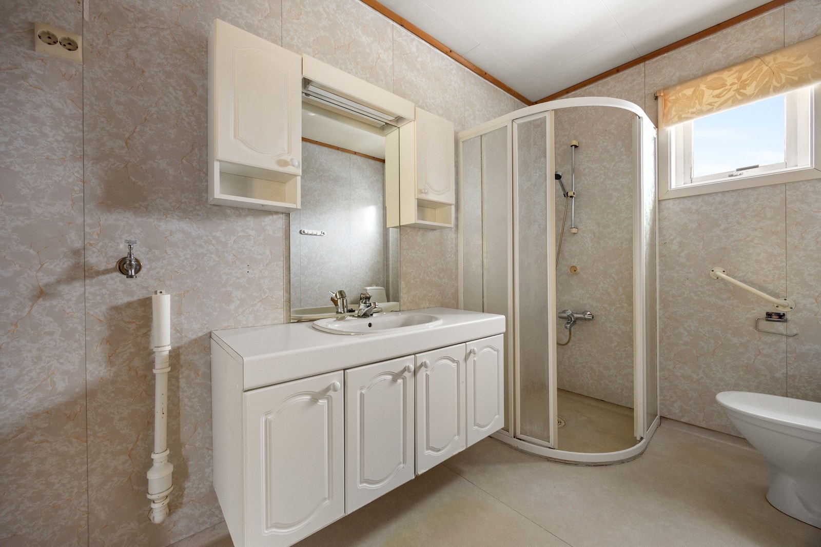 Rommet ligger i tilbygg fra 1991 og er utstyrt med bl.a. gulvvarme, WC, servantskap, dusjhjørne og opplegg for vaskemaskin. Galleribilde