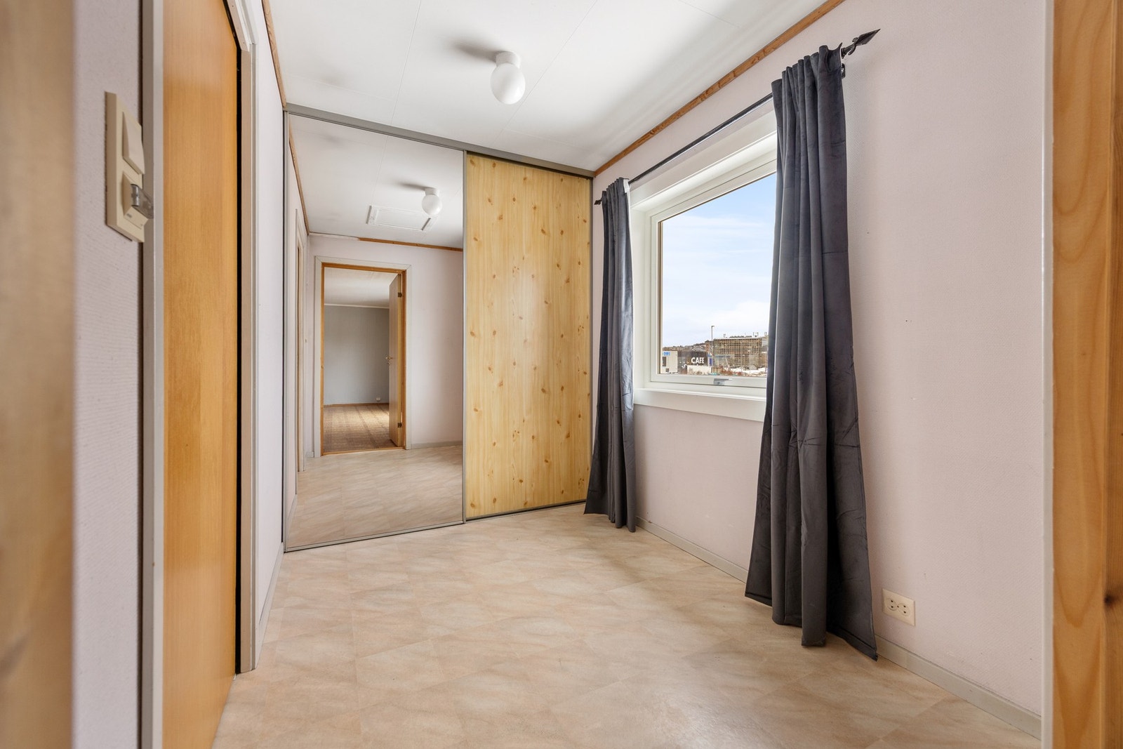 Soverom - ca. 6,5 kvm. Rommet har adkomst både fra stue og direkte inn til bad. Galleribilde