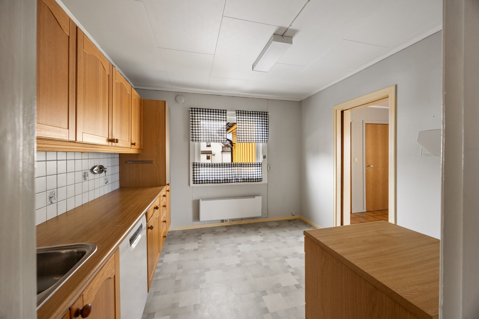 Praktisk innredning. Godt med skap- og benkeplass. Galleribilde