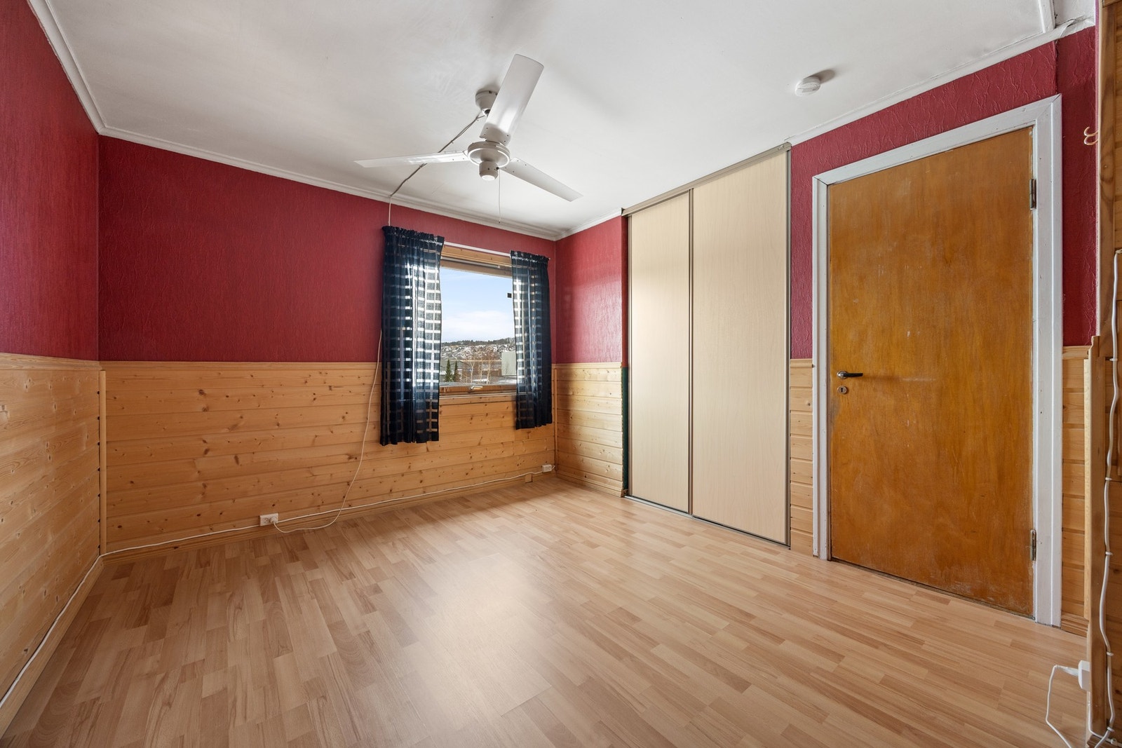 Soverom 1 - ca. 12 kvm. Utstyrt med plassbygget garderobeskap. Galleribilde