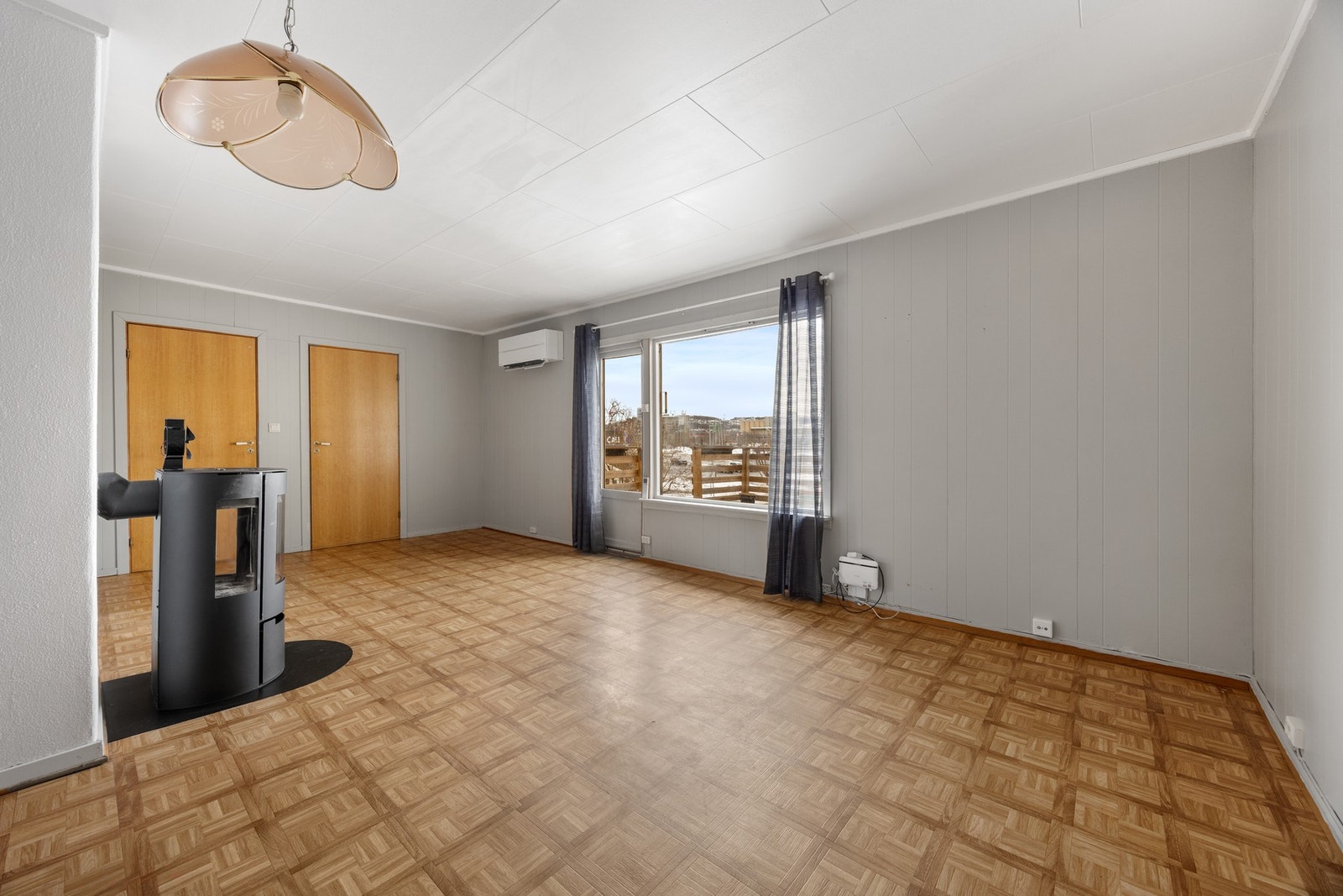 Stue - ca. 26 kvm. Romslig stue med god plass for å innrede med sofaseksjon og tilhørende møblement. Galleribilde