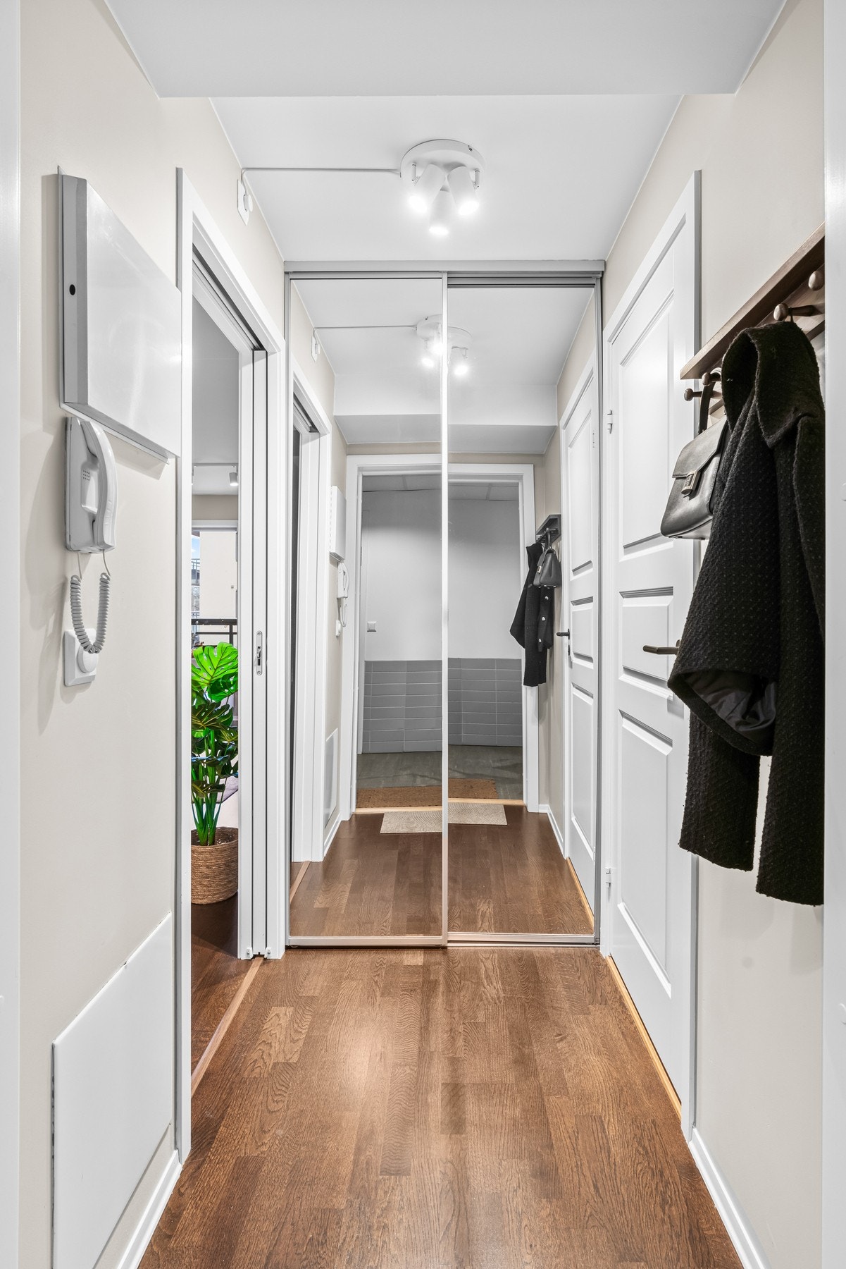 Hyggelig entré innredet med skyvedørsgarderobe. Galleribilde