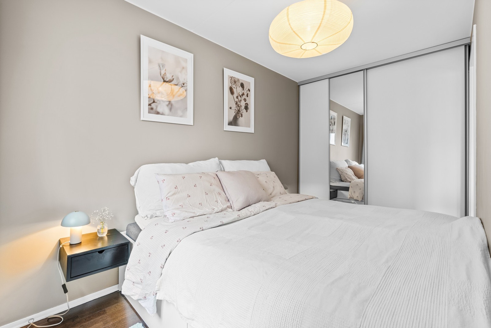 Rommet er innredet med stor skyvedørsgarderobe. Galleribilde