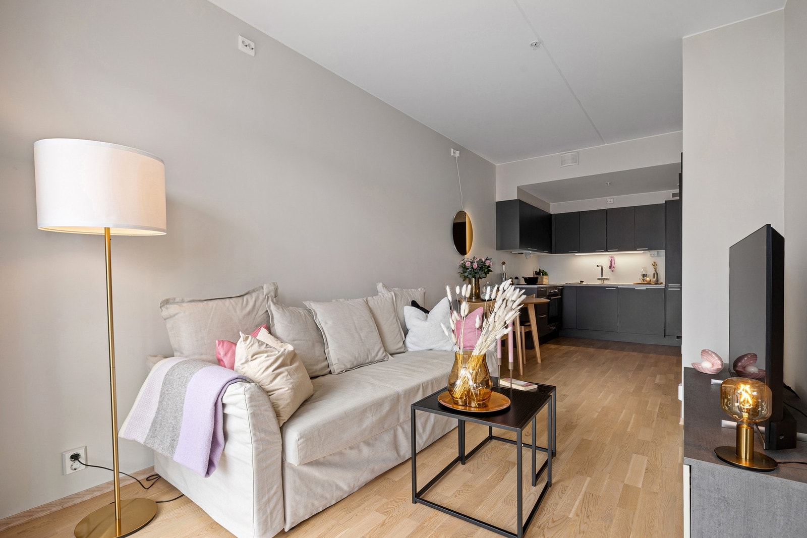 Leiligheten måler 39 kvm (BRA-i) og består av entré, bad, stue/kjøkken og soverom. Utover dette har du også en bod i byggets felles kjeller. Galleribilde