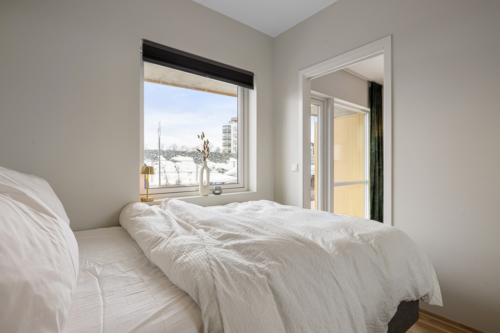 De lyse og lune fargene på vegger og i himling bidrar til en trivelig atmosfære på soverommet. Galleribilde