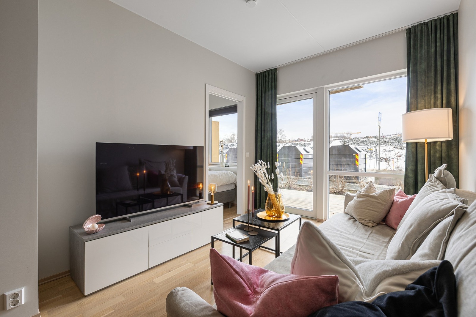 Felles for hele leiligheten (med unntak av badet) er den fine parketten på gulv, samt en behagelig fargetone på vegger. Galleribilde