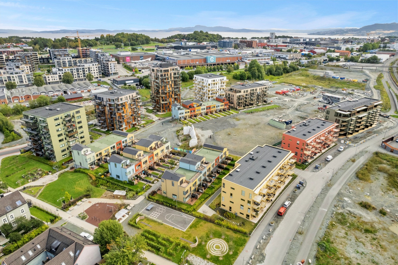 Området er attraktivt med sin umiddelbare nærhet til "alt" du trenger. Deriblant City Lade og flere andre populære kjøpesentre som ligger like i nærheten. Galleribilde