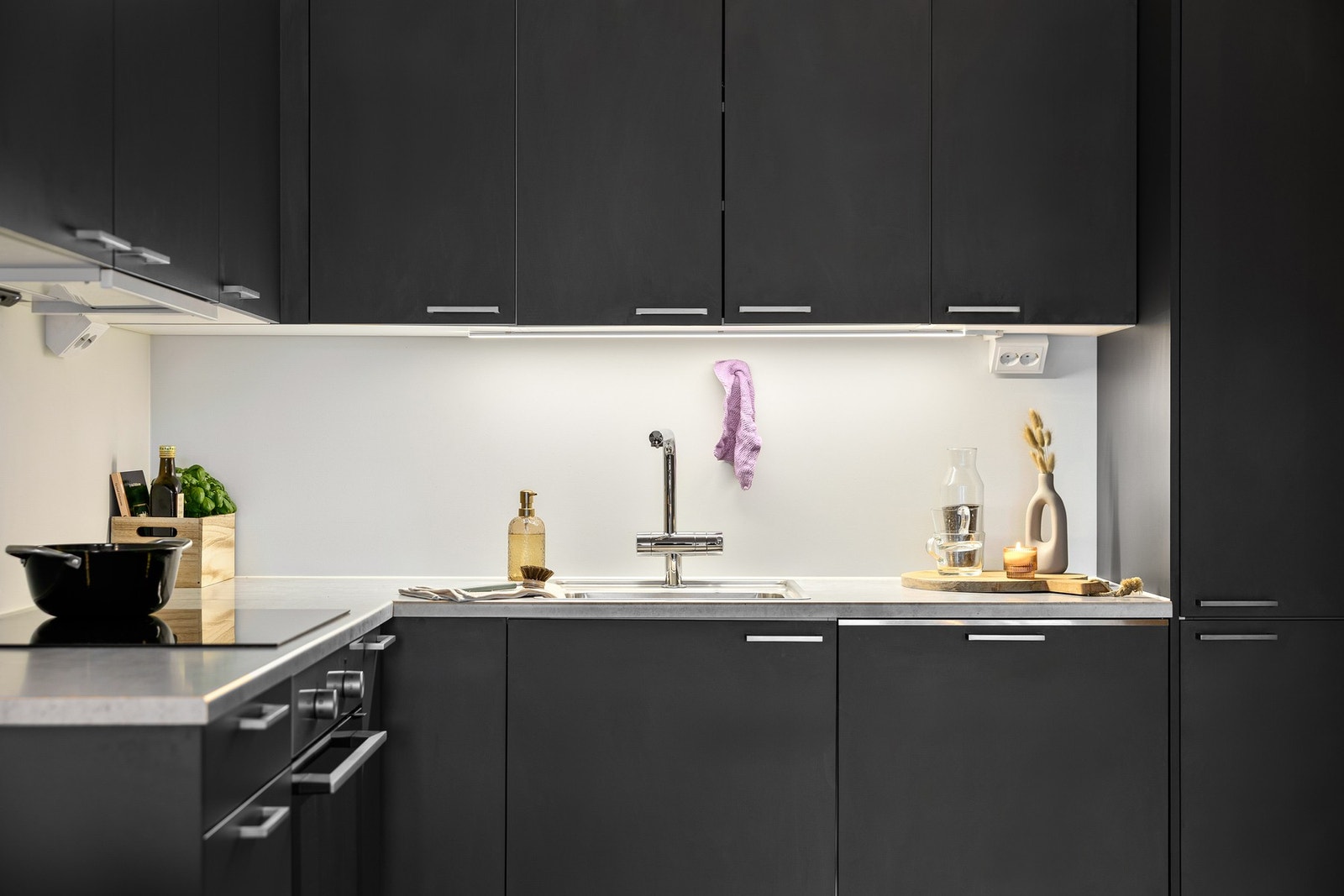 Integrerte hvitevarer medfølger i handelen og inkluderer platetopp, stekeovn, oppvaskmaskin og kjøl/fryseskap. Galleribilde