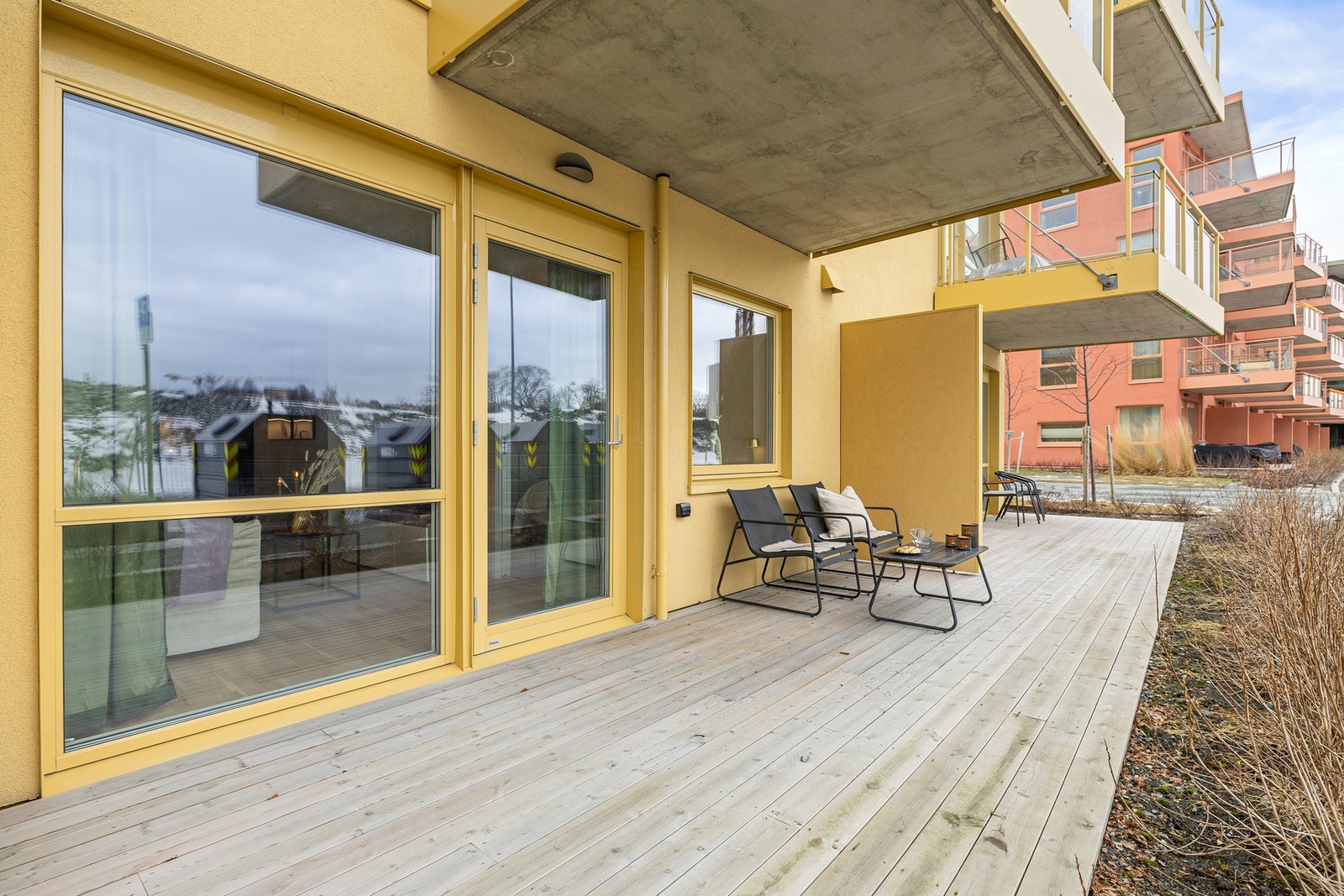 I forlengelse av stuen har du leilighetens romslige og åpne terrasse på hele 13 kvm. Her har du god plass til utendørs sittegruppe og annet ønskelig møblement. Galleribilde