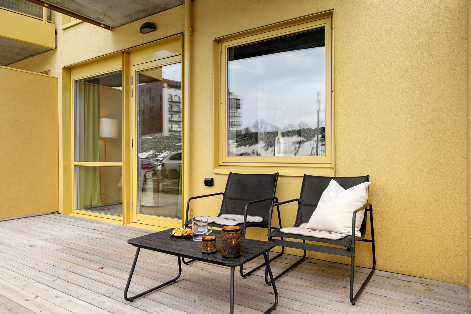 Den solrike og sørvendte terrassen er omringet av frodig vegetasjon på sommerhalvåret, og oppleves som et ypperlig samlingspunkt for venner og familie. Galleribilde