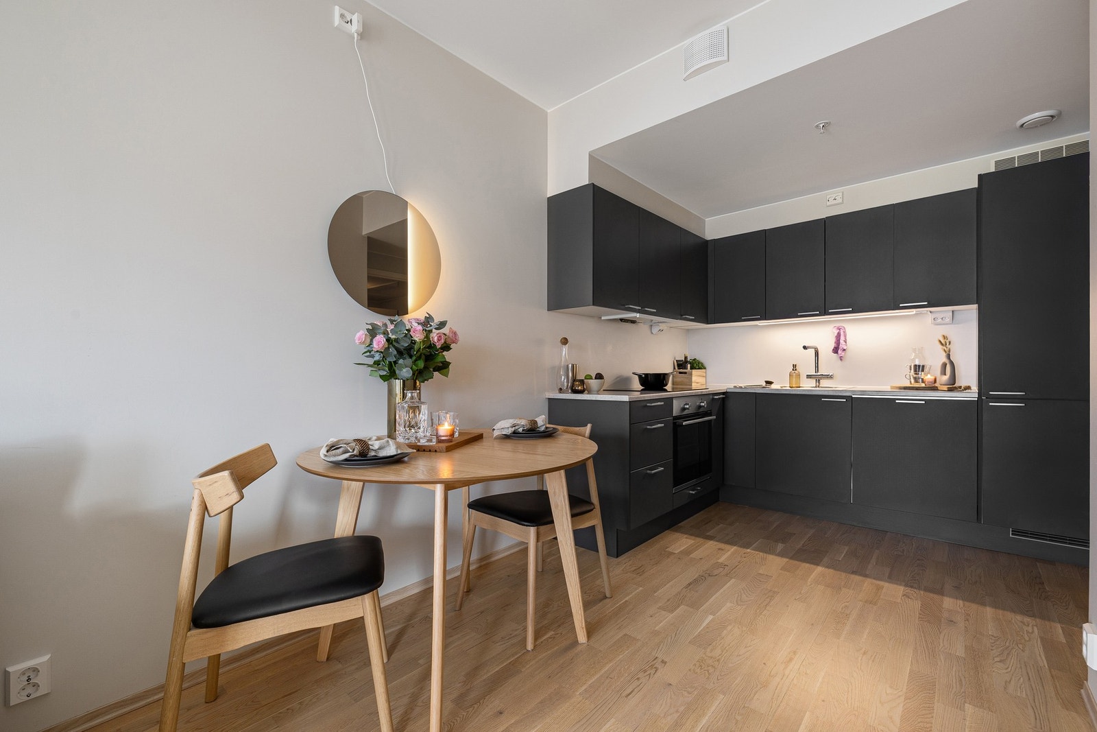 Leilighetens åpne stue/kjøkkenløsning, kombinert med den gode takhøyden, gir en luftig atmosfære. Samtidig legger planløsningen til rette for en tydelig og naturlig soneinndeling. Galleribilde