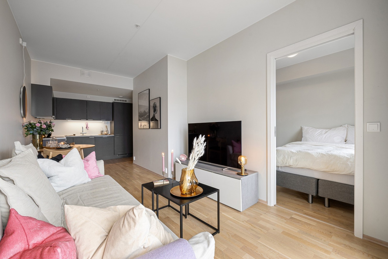 Med byggeår 2023 nyter leiligheten en svært god standard og har garanti frem til 2028. Moderne fasiliteter som balansert ventilasjon og vannbåren gulvvarme. Galleribilde