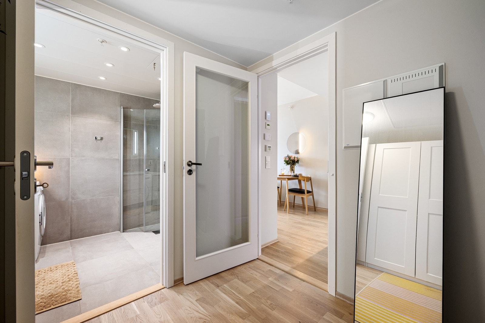 Den romslige entréen på 4,7kvm har god plass til oppbevaring av sko og oppheng av yttertøy. Her har du direkte adkomst til både baderom og stue/kjøkken. Galleribilde