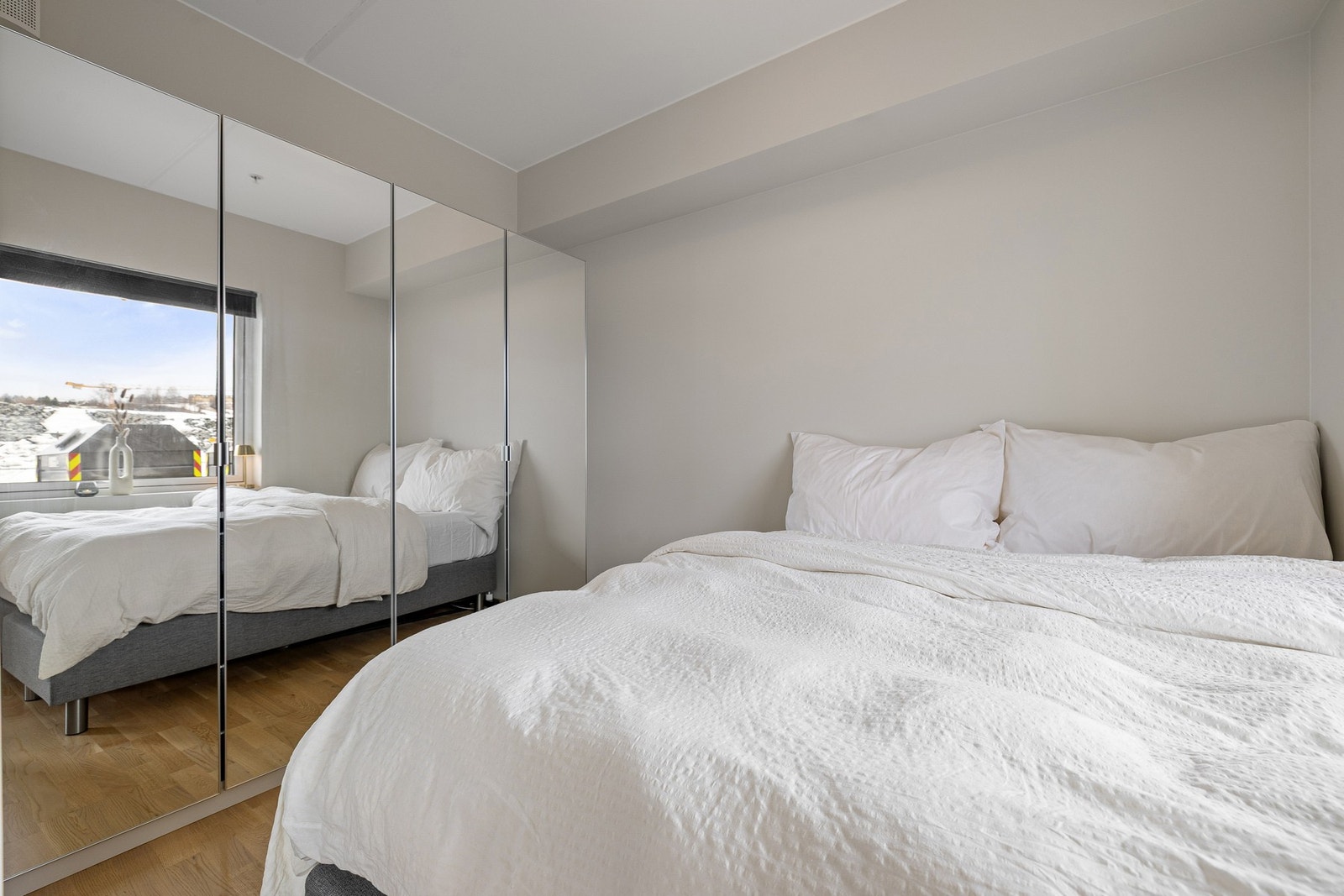 Leilighetens soverom på 7,8 kvm har godt med plass til dobbeltseng av god størrelse og annet ønskelig møblement. Det store og praktiske garderobeskapet medfølger i handelen. Galleribilde