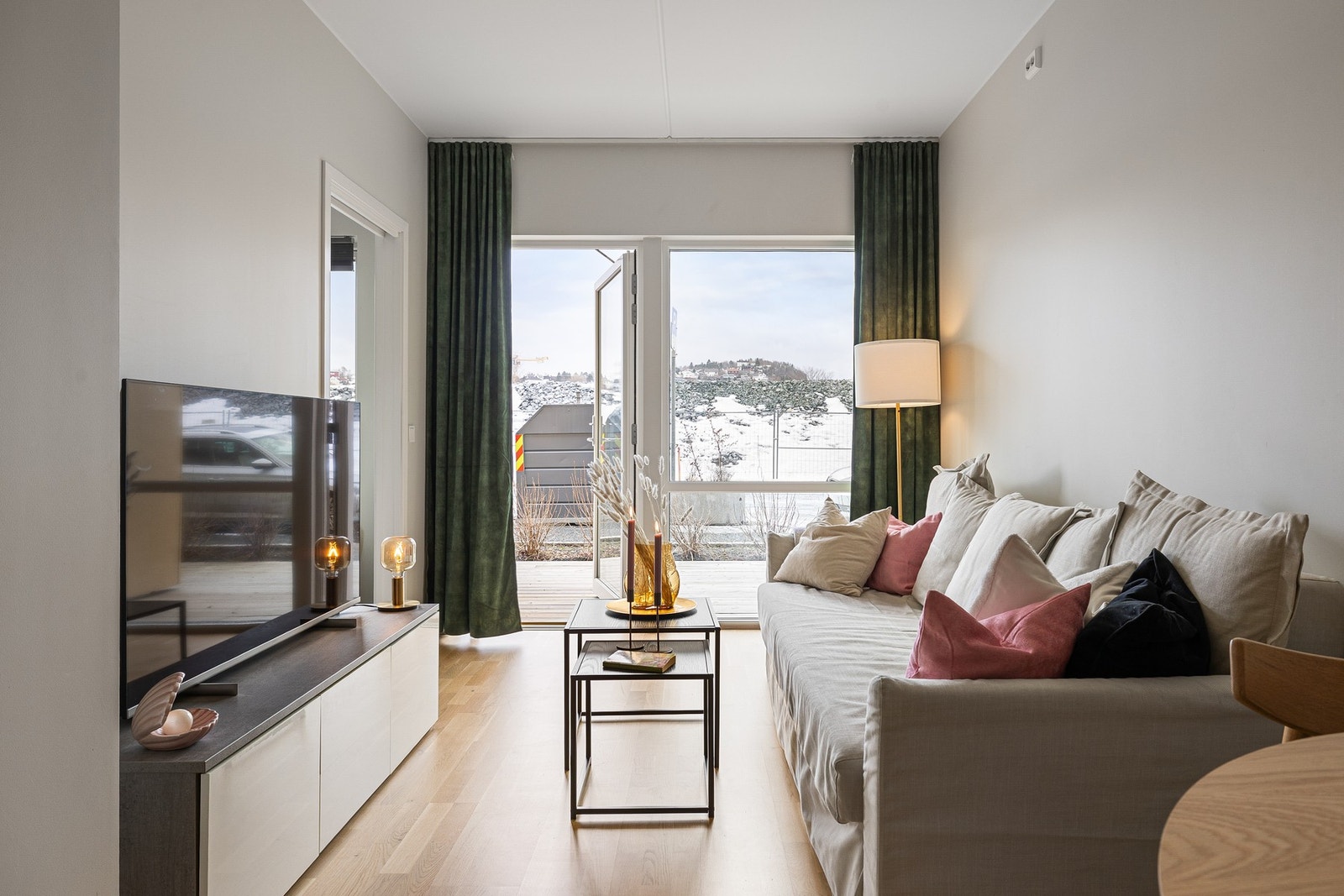 Boligen nyter godt av naturlig lysinnslipp med store vindusflater som strekker seg helt ned til gulvet. Galleribilde