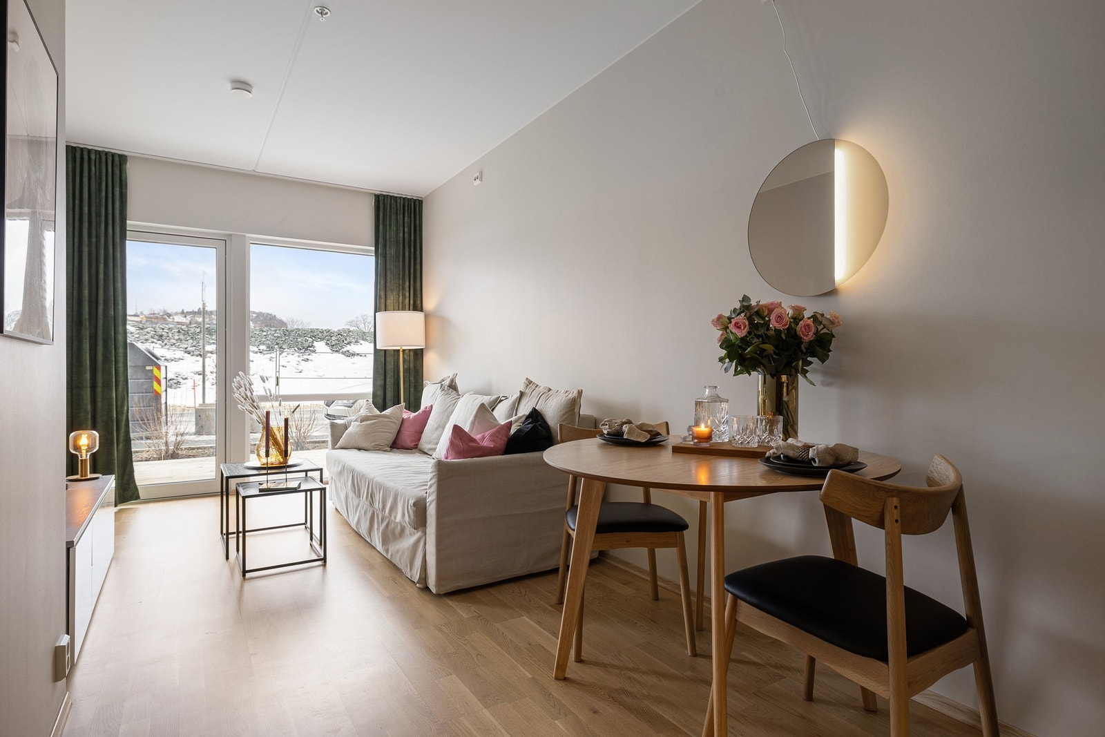 Stue/kjøkken arealet er på 18,9 kvm, og fremstår som et sjarmerende og lyst oppholdsrom. Legg merke til gardinskinnen som er festet i himling, denne medfølger i handelen. Galleribilde