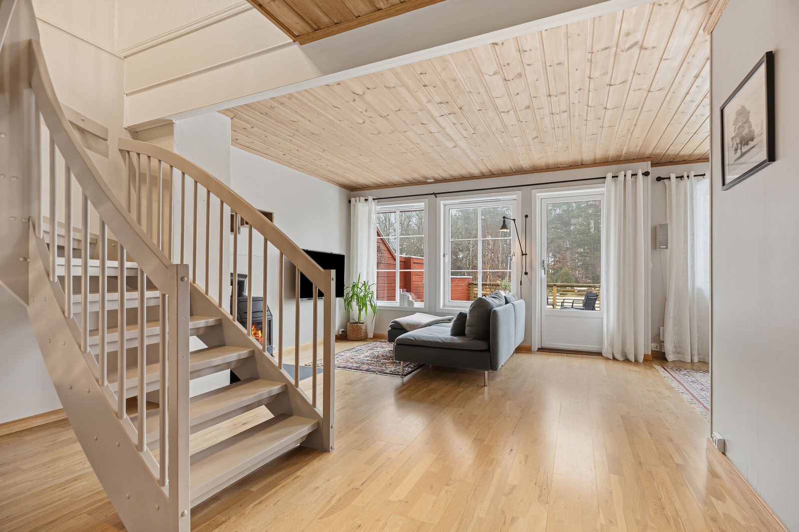 Fra stuen er det trapp opp til andre etasje Galleribilde