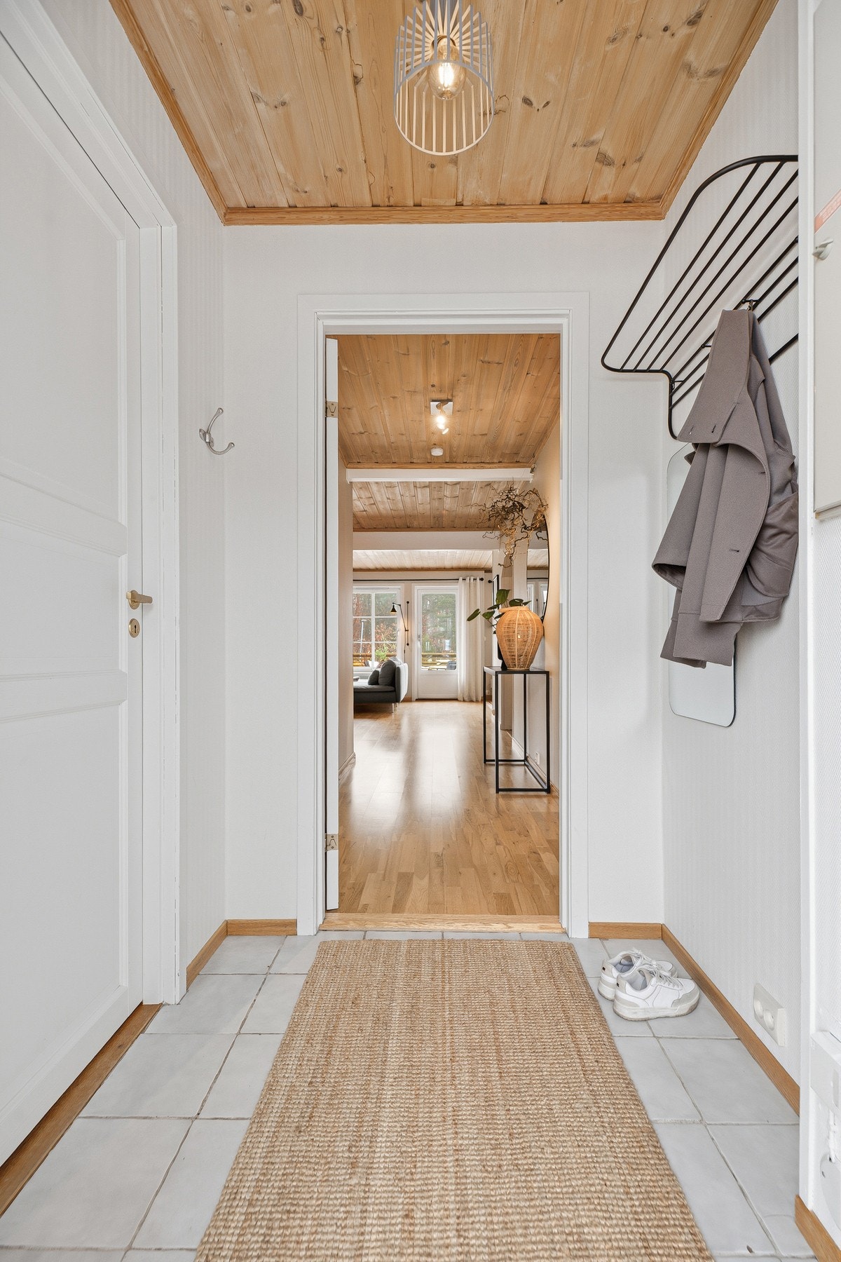 Flislagt entré med tilgang til vaskerom/bod Galleribilde