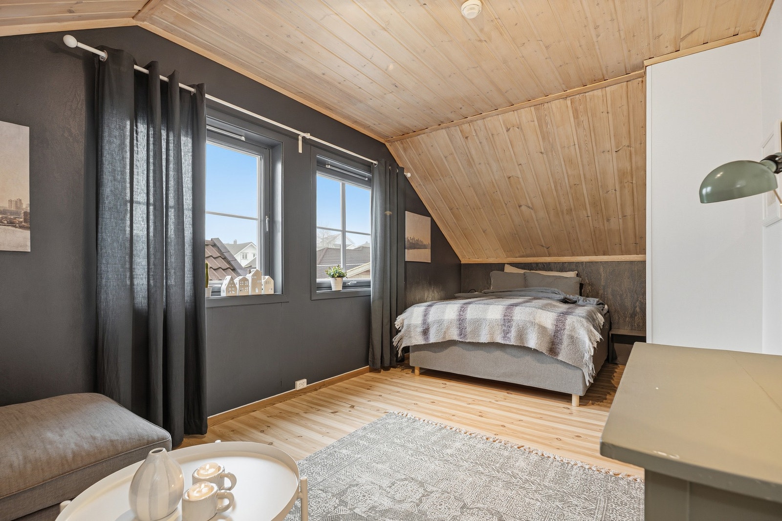 Rommet var delt med vegg mellom vinduene Galleribilde