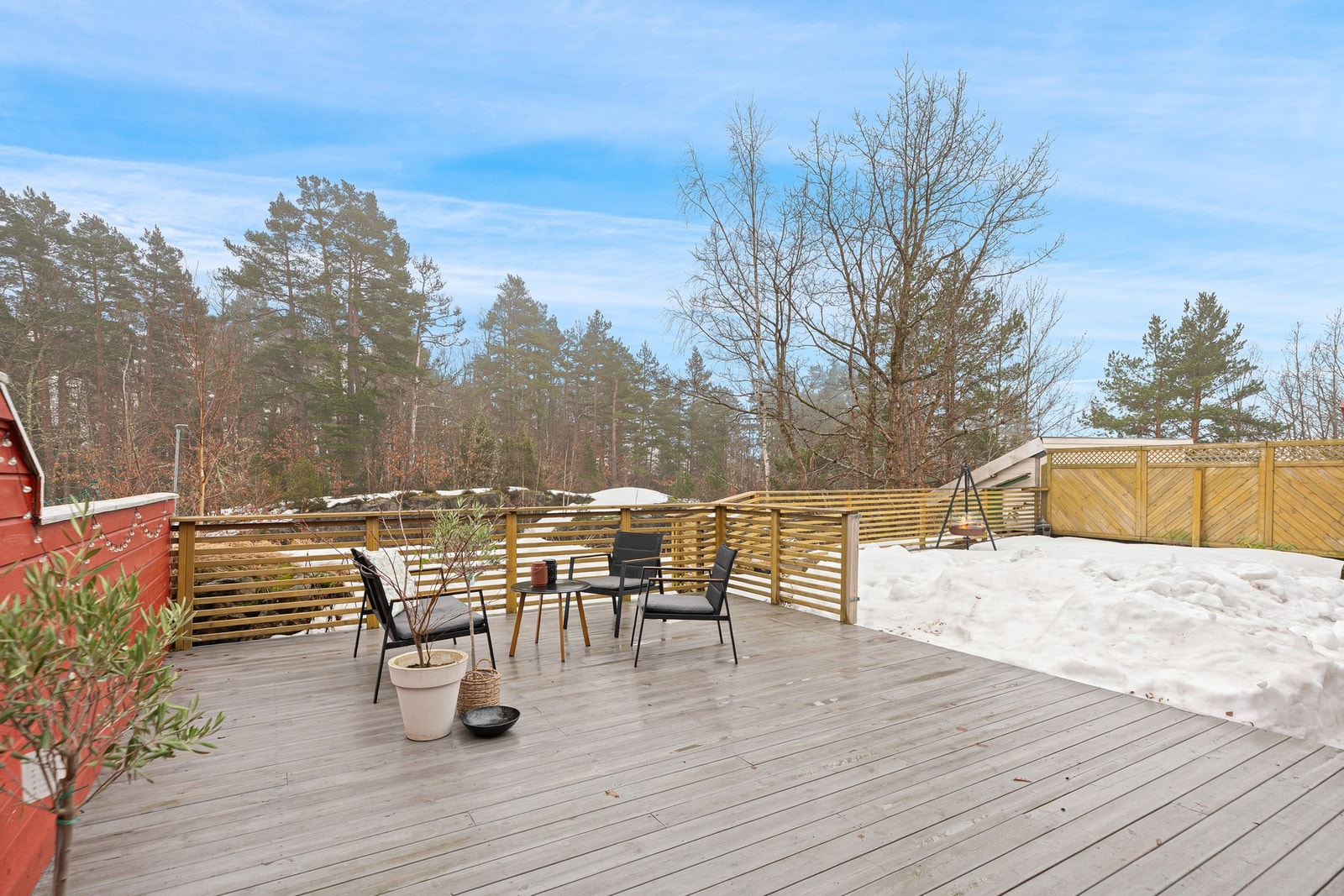 Solrik terrasse og hage under snøen til ballspill, trampoline og andre aktiviteter Galleribilde