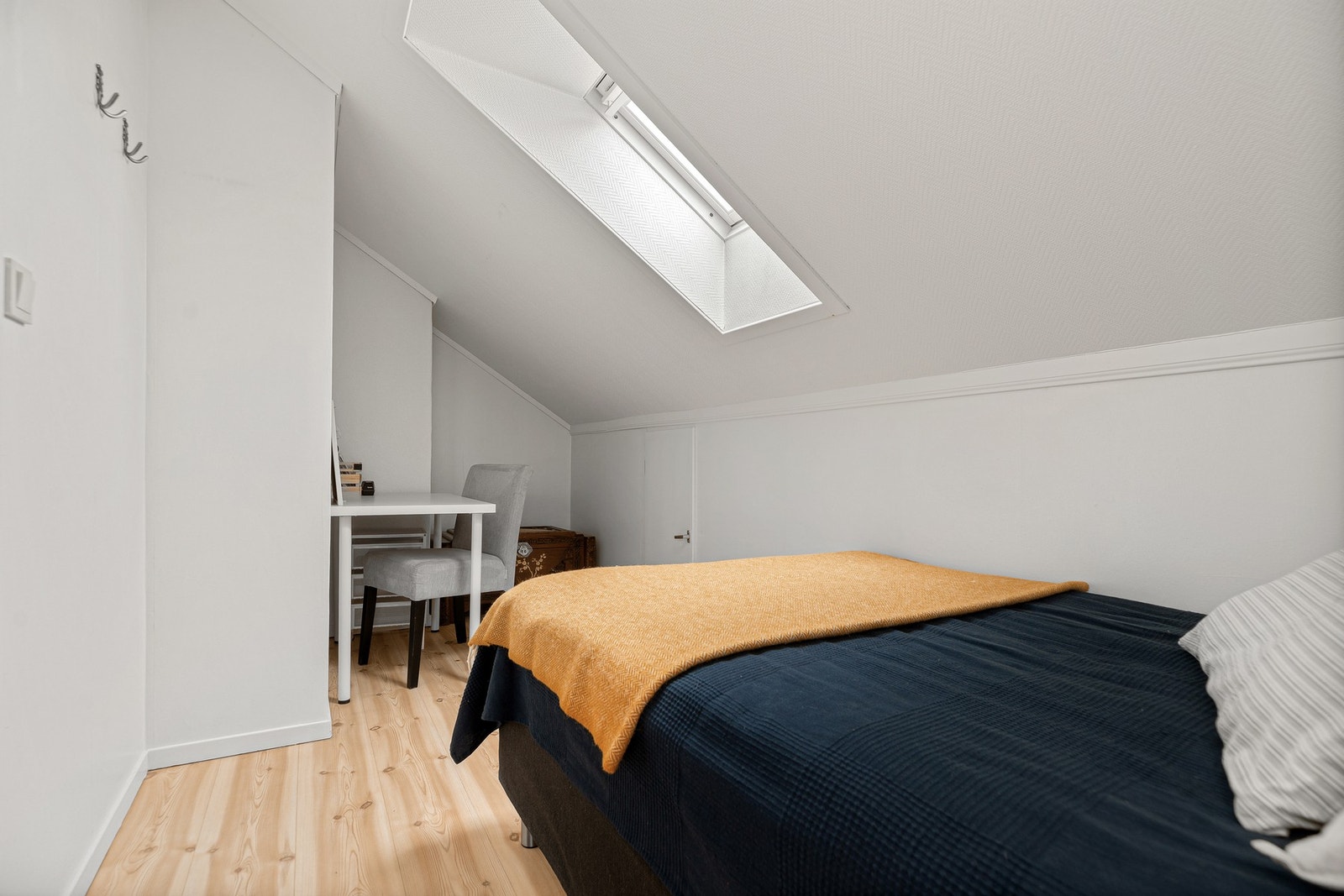 Soverom 2 i andre etasje. Det gjøres oppmerksom på at vindu på de to rommene med skråvinduer kan avvike fra godkjent rømingsvei Galleribilde