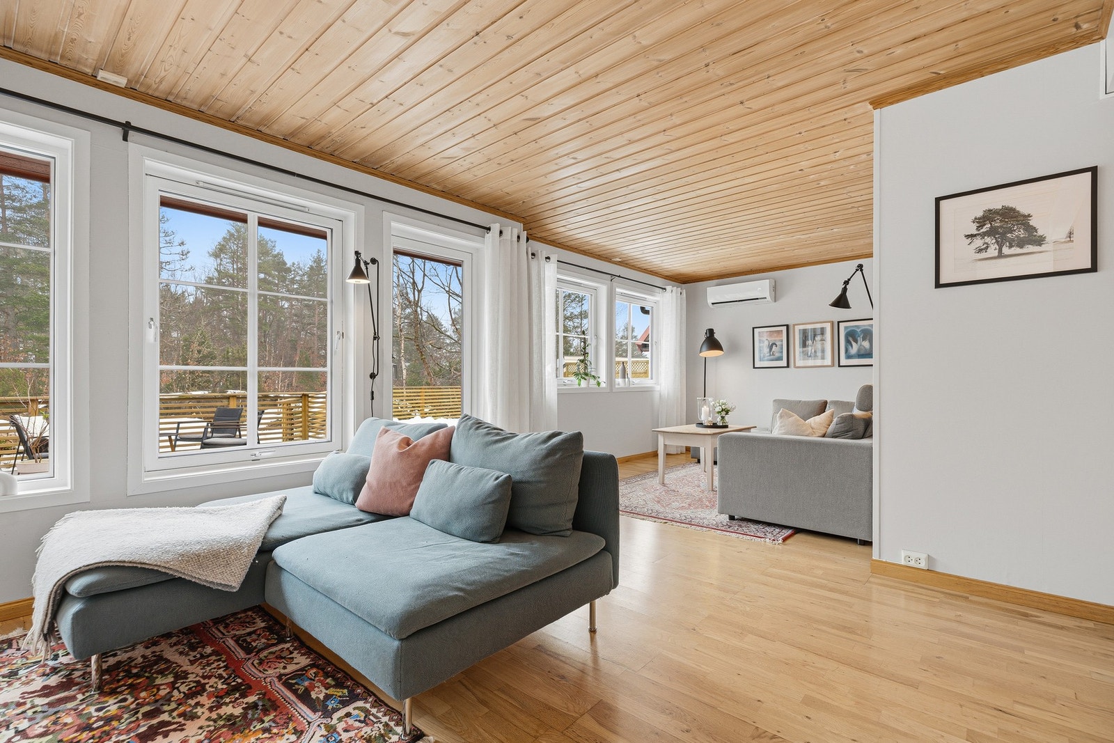 Lys og hyggelig stue - Det er både varmepumpe og vedovn Galleribilde