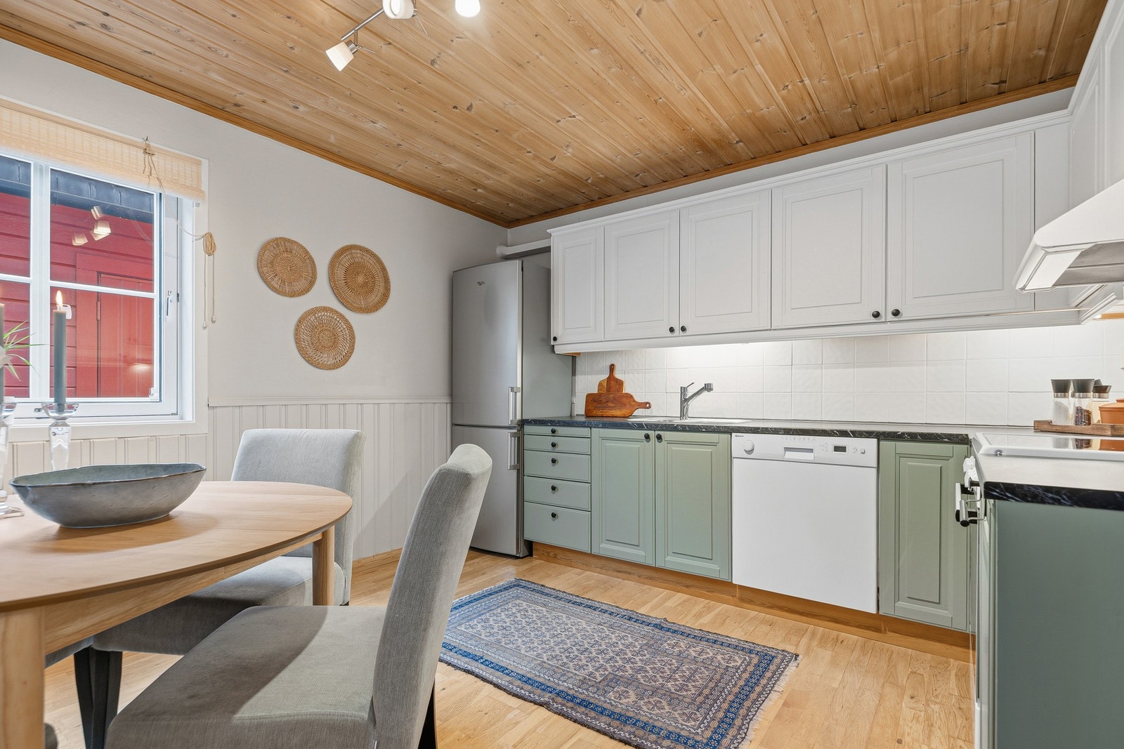 Kjøkken i L-form med god skapplass. Hvitevarer på kjøkkenet medfølger Galleribilde