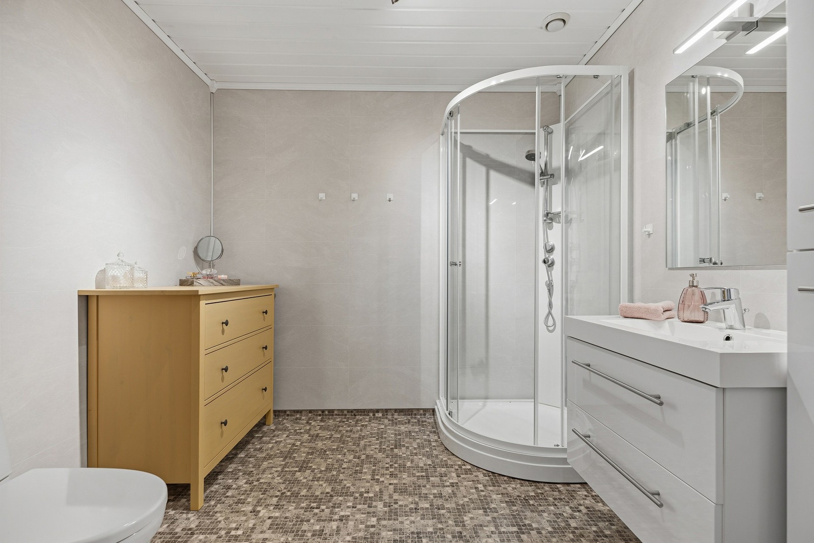 Badet i første etasje ble pusset opp ca 2016. Her er det belegg på gulv og plater på veggene Galleribilde