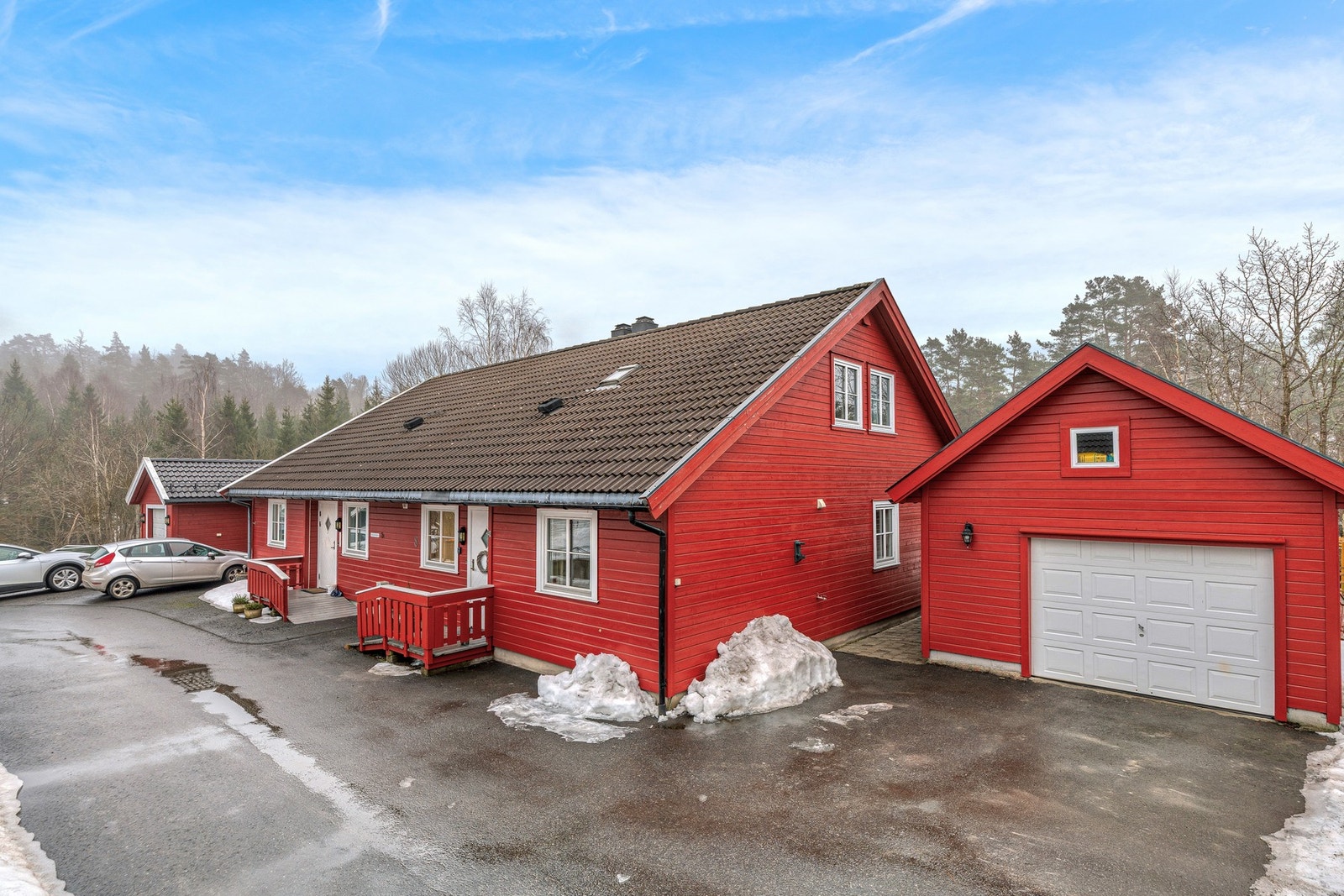 Boligen ligger innerst i blindvei som gir et trygt tun for barna i tillegg til god parkeringsplass for flere biler Galleribilde