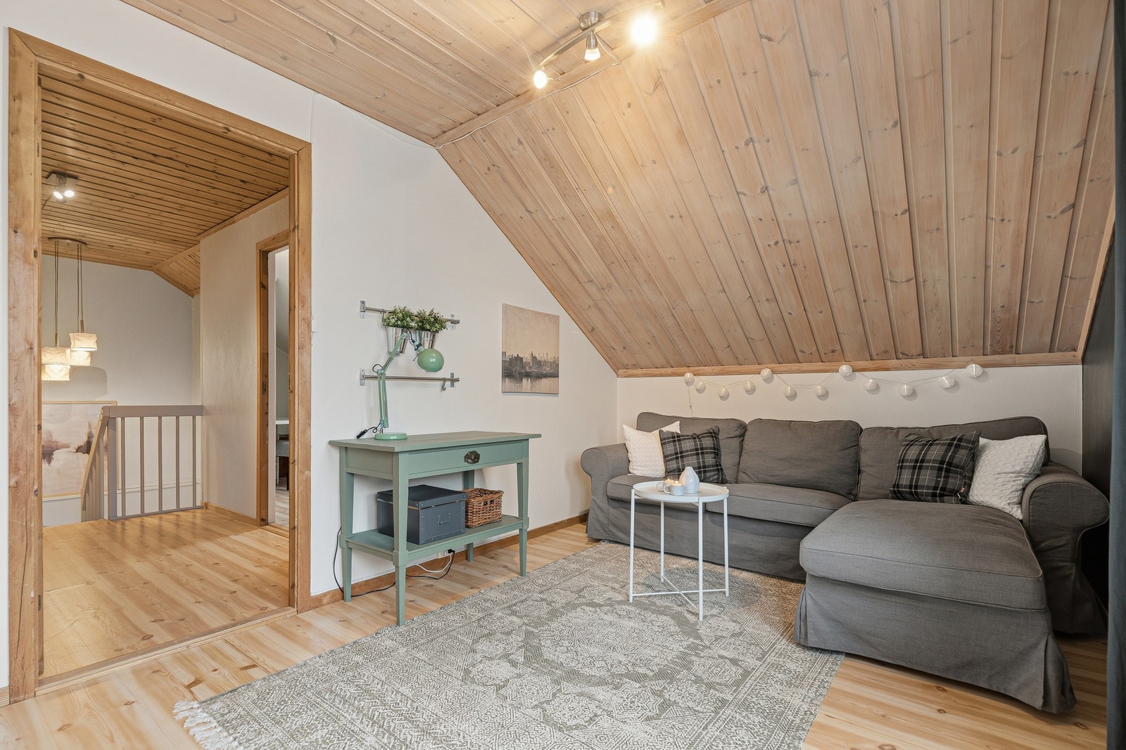 Fin loftstue/soverom som opprinnelig var delt i to mindre soverom Galleribilde