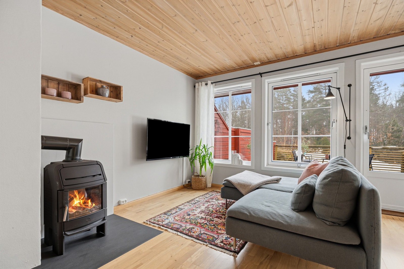 Stuen er helt uten innsyn på tross av store vindusflater Galleribilde