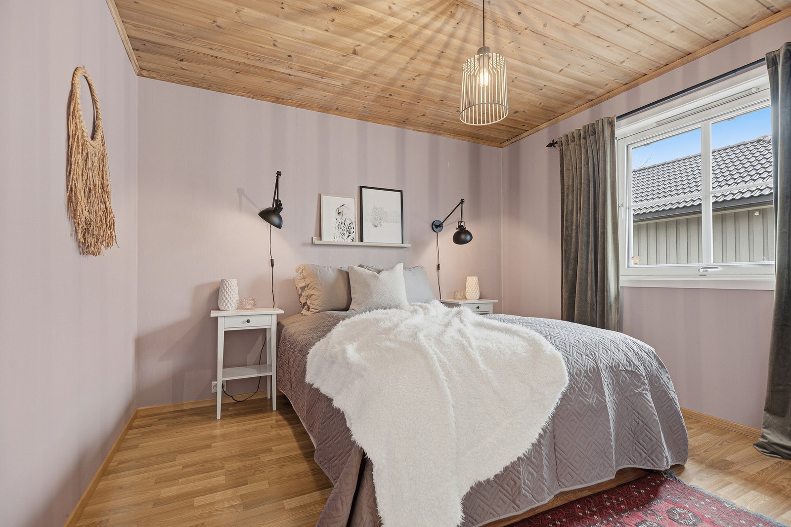 I første etasje er det er romslig soverom som har plass til dobbeltseng i tillegg til garderobeskap Galleribilde