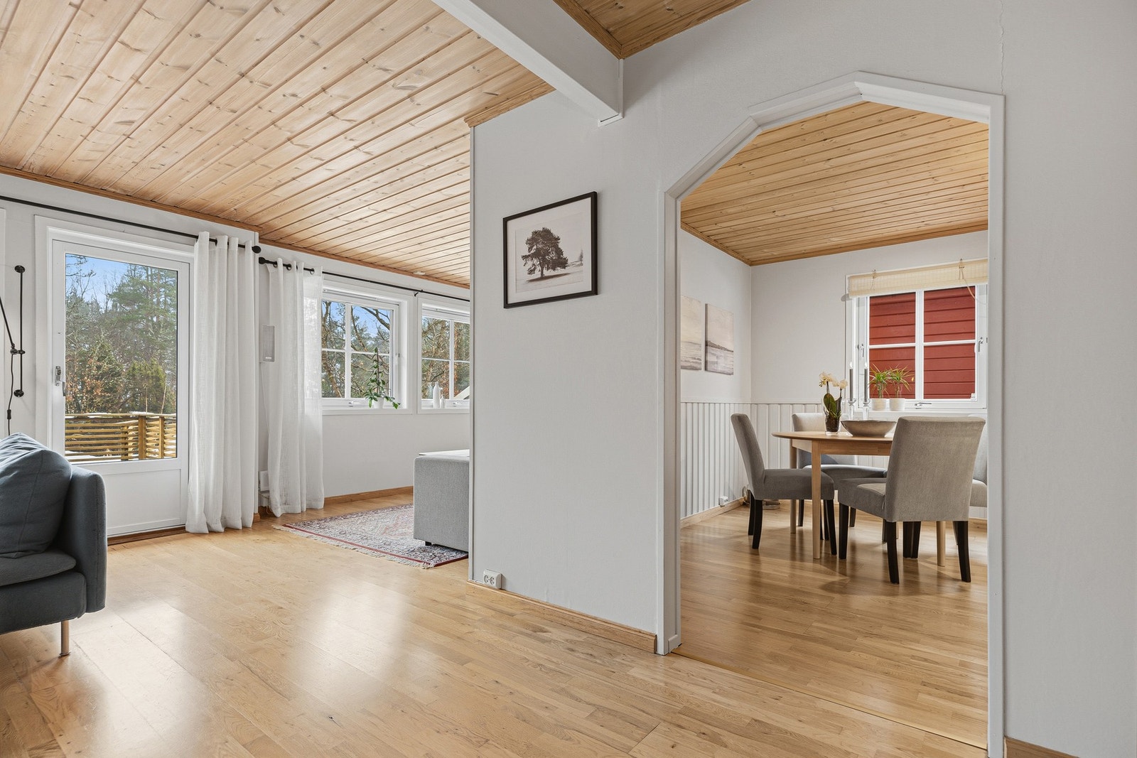 Fra stuen er det tilgang til separat kjøkken med plass til spisebord Galleribilde