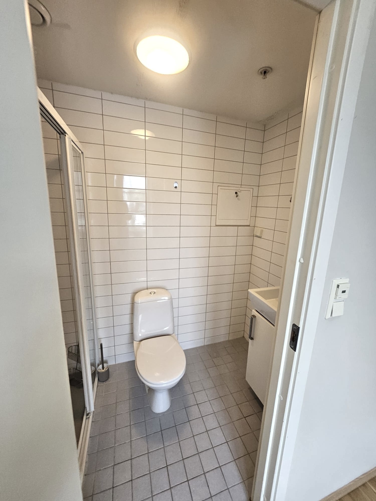 Bad med dusjhørne og opplegg for topmatet vaksemaskin. Galleribilde