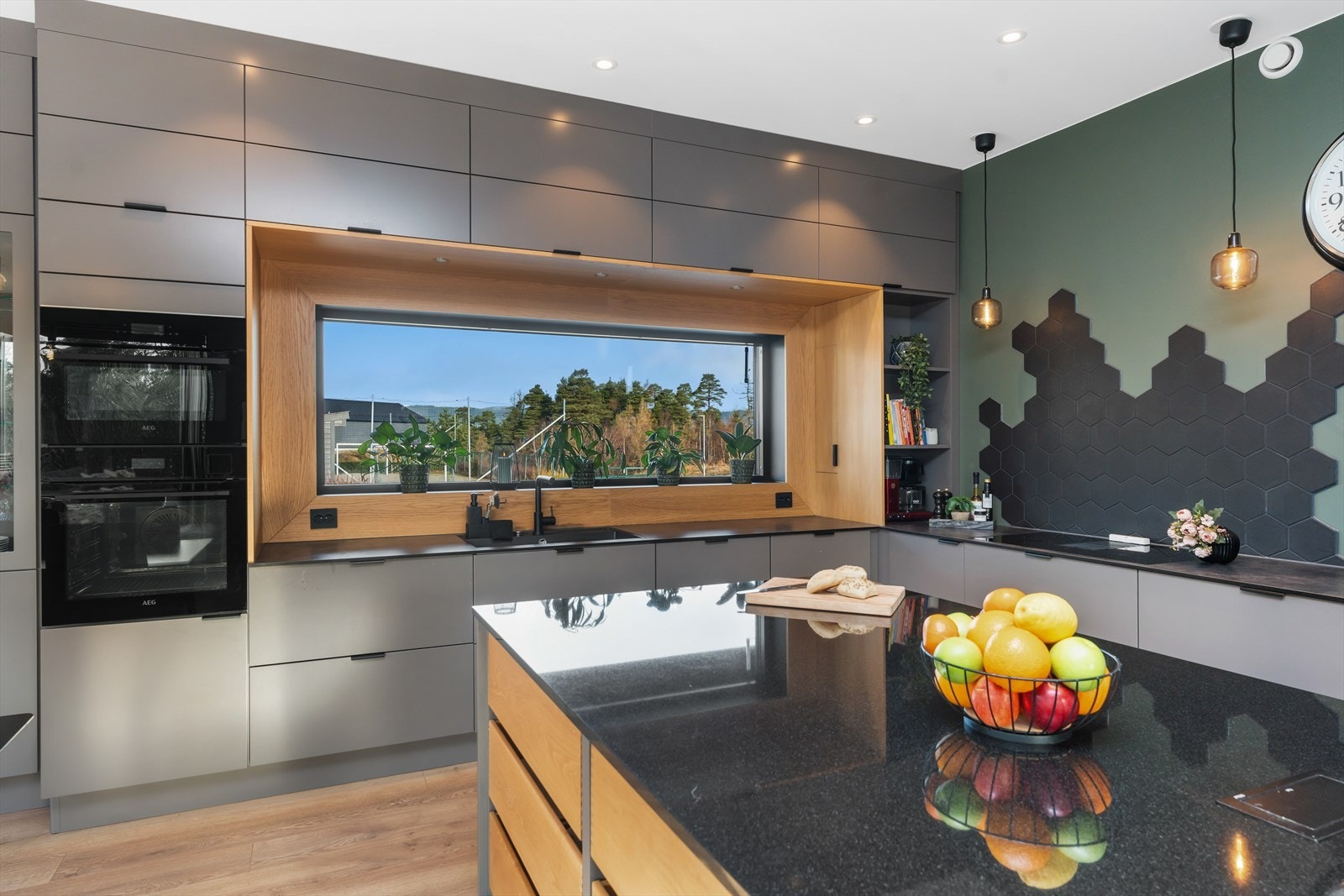 Kjøkkenet har en fin utforming og mange smarte løsninger Galleribilde