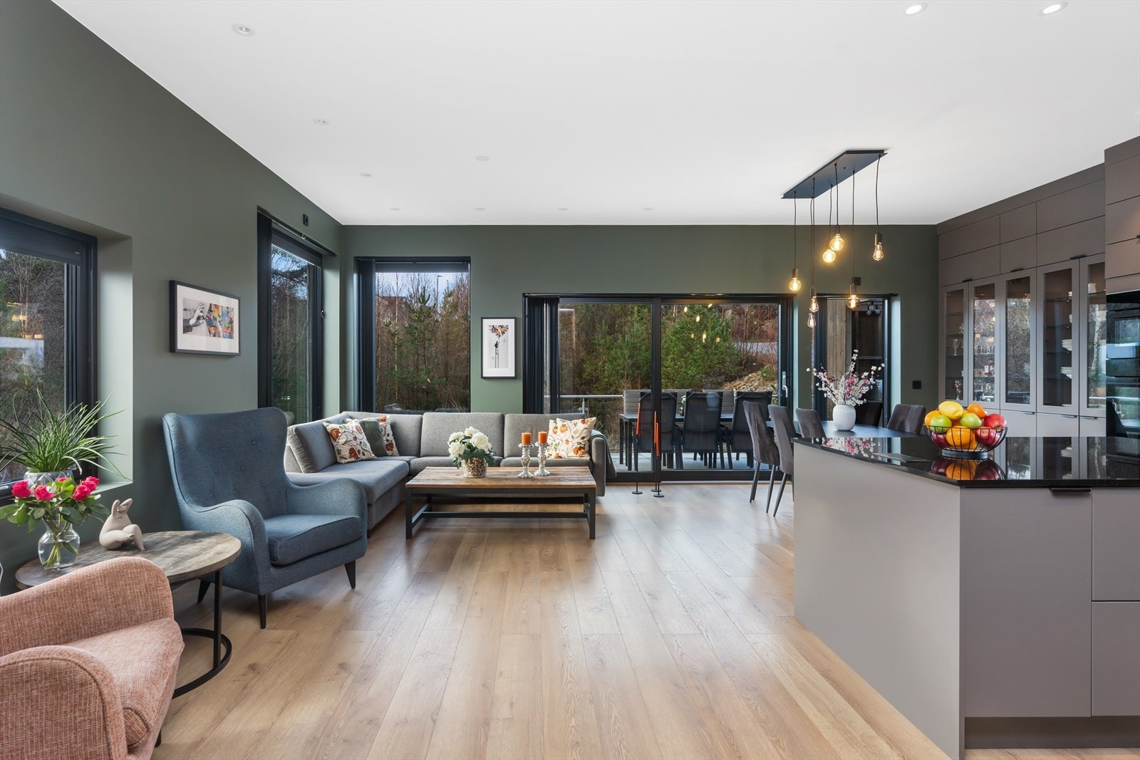 Fra stue er det direkte utgang til terrasse Galleribilde