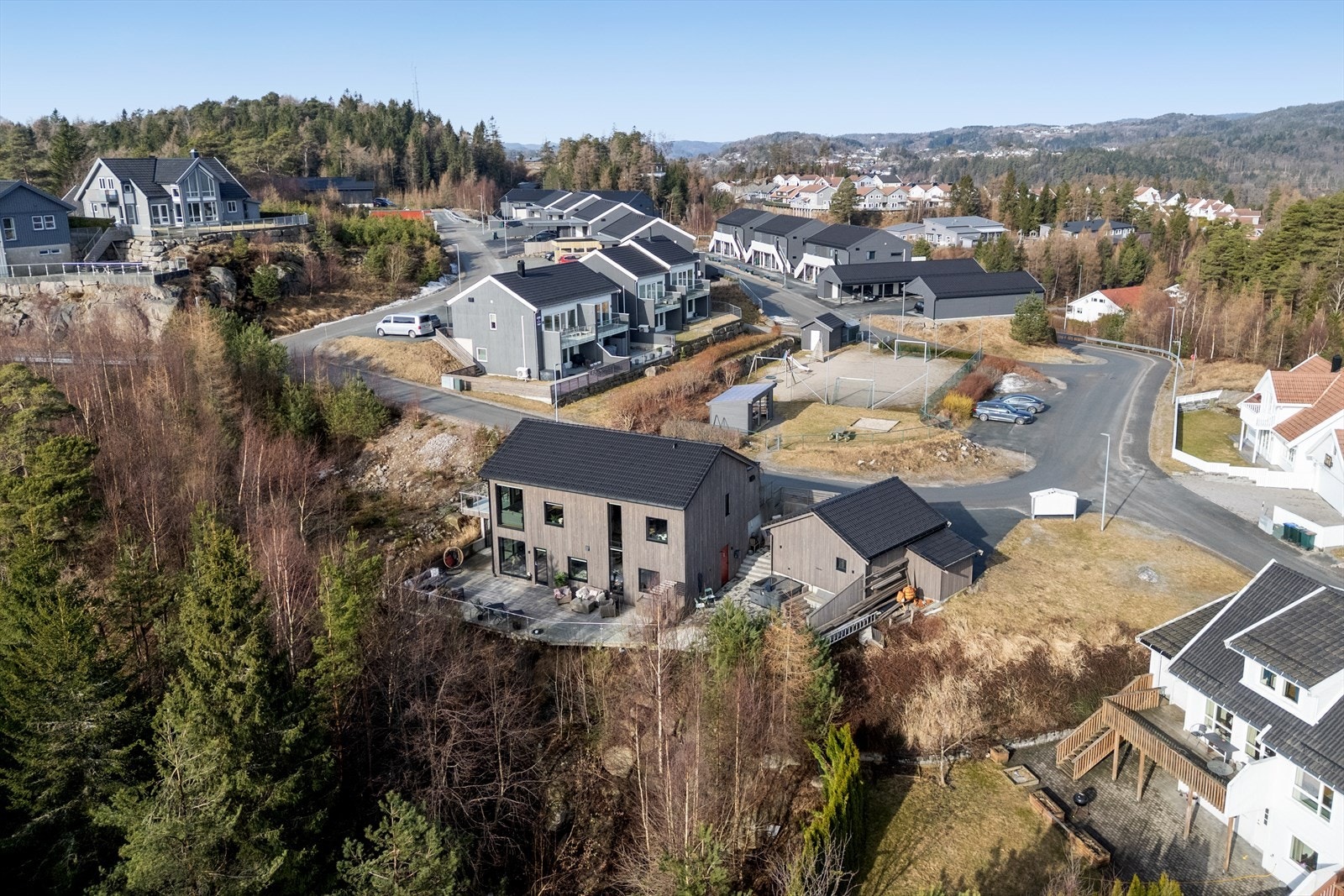 Romslig enebolig i et etablert boligfelt Galleribilde