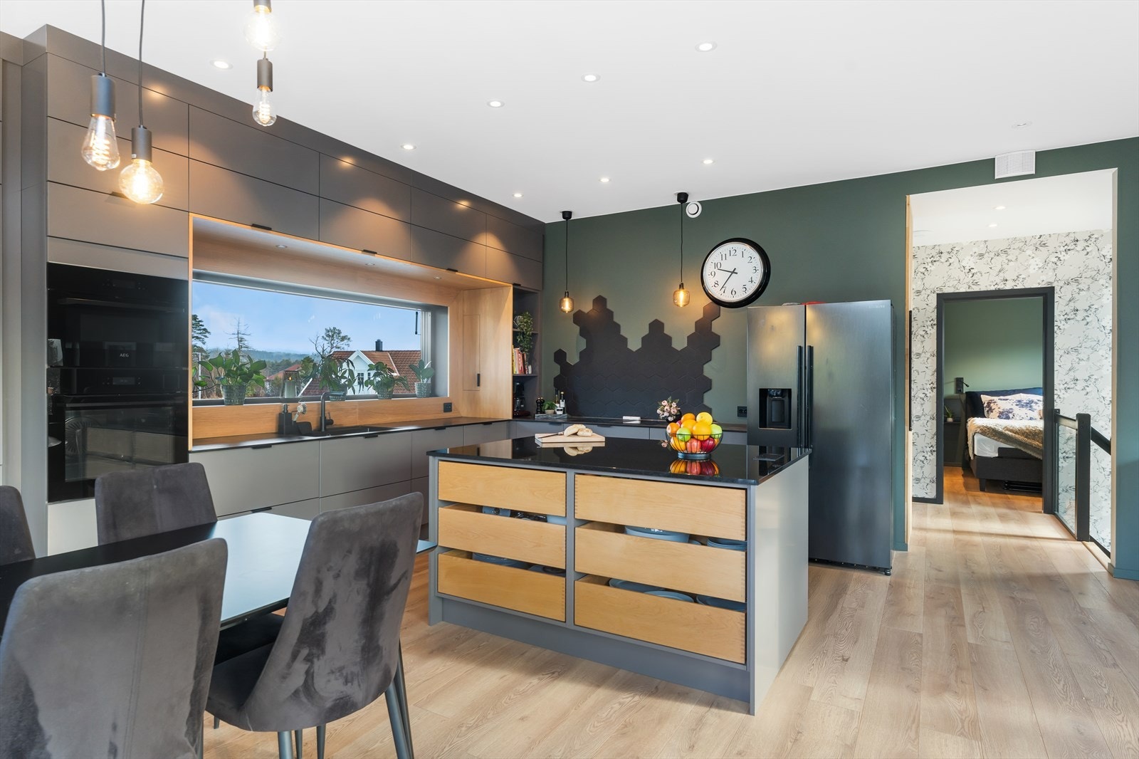 God benke- og skapplass, samt praktisk kjøkkenøy Galleribilde