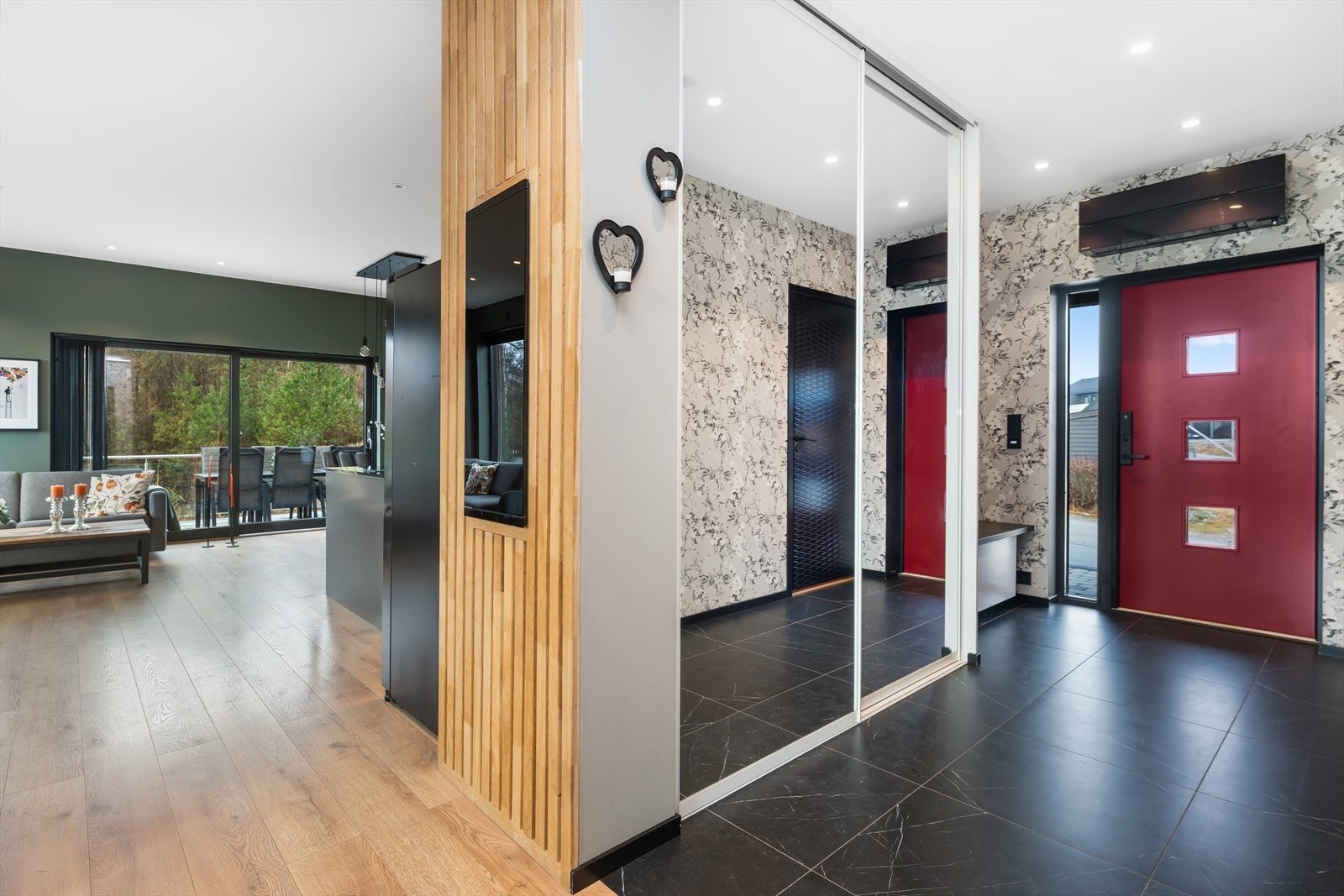 Velkommen inn, her er det flislagt gang Galleribilde