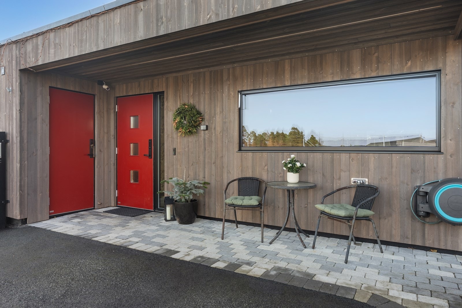 Utvendig bod til venstre for hoveddøren Galleribilde