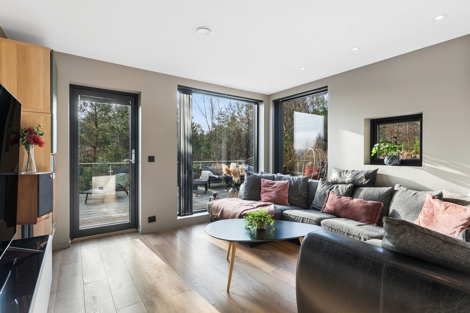 med direkte utgang til uteområdet og stor terrasse Galleribilde