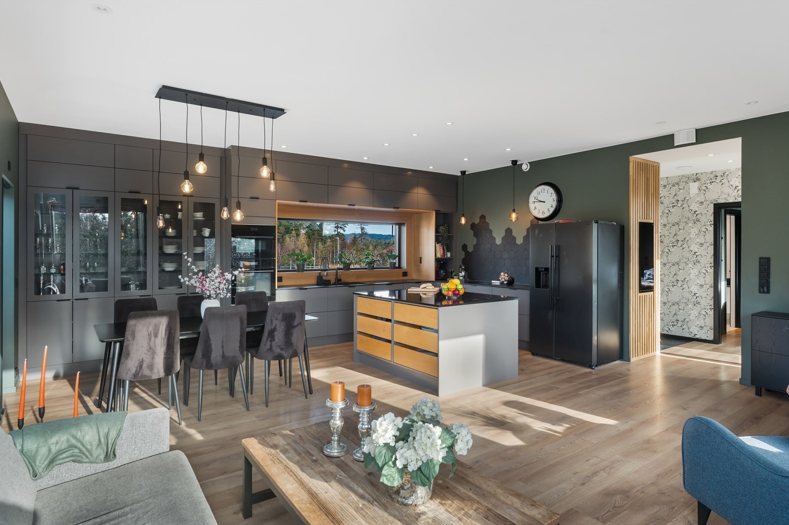 Romslig stue/kjøkken med god spiseplass Galleribilde