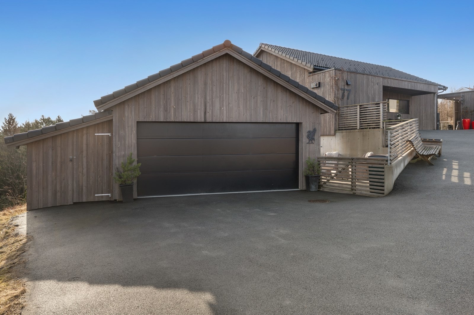 Tilhørende stor dobbel garasje med utvendig bod Galleribilde