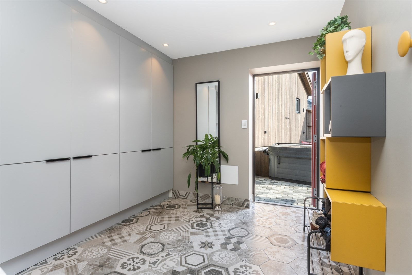 med utgang til uteområdet Galleribilde