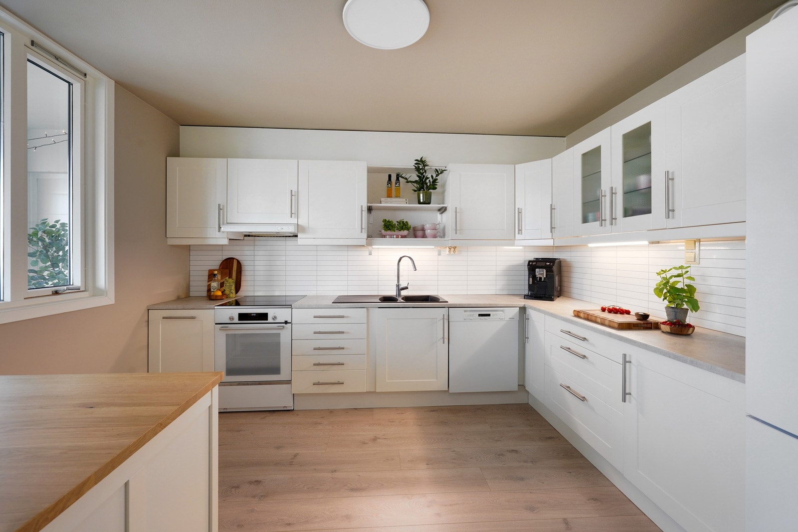 Lyst nøytralt og praktisk kjøkken . Galleribilde