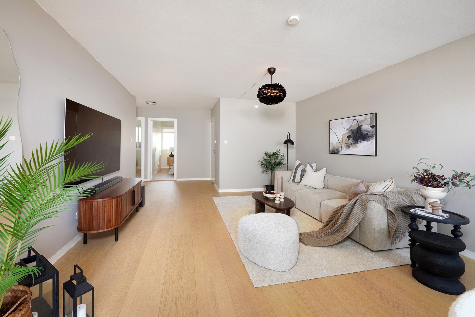 Lys romslig stue. Galleribilde