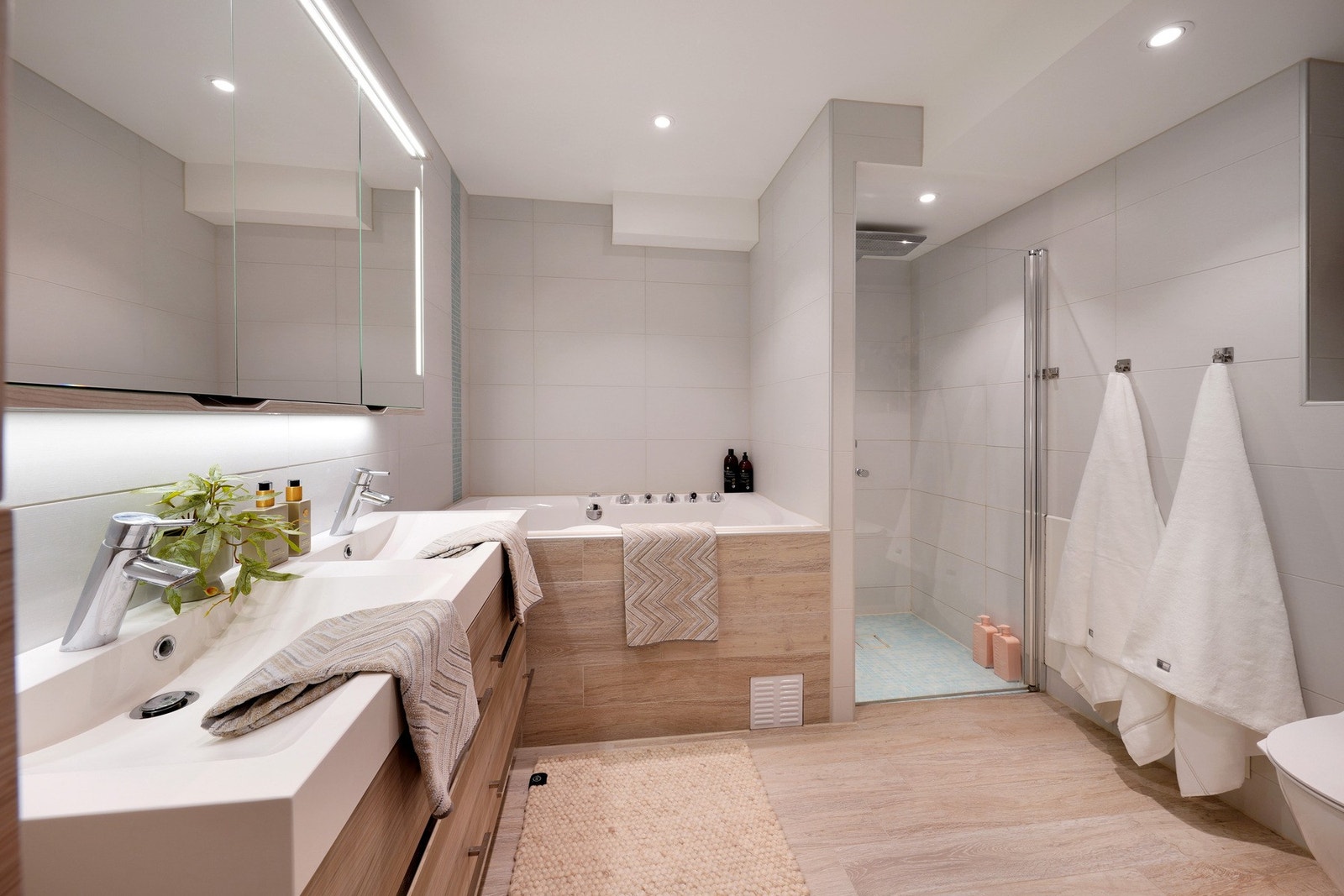 Bad med både badekar, dusj, vegghengt wc og vask i seksjon. Galleribilde