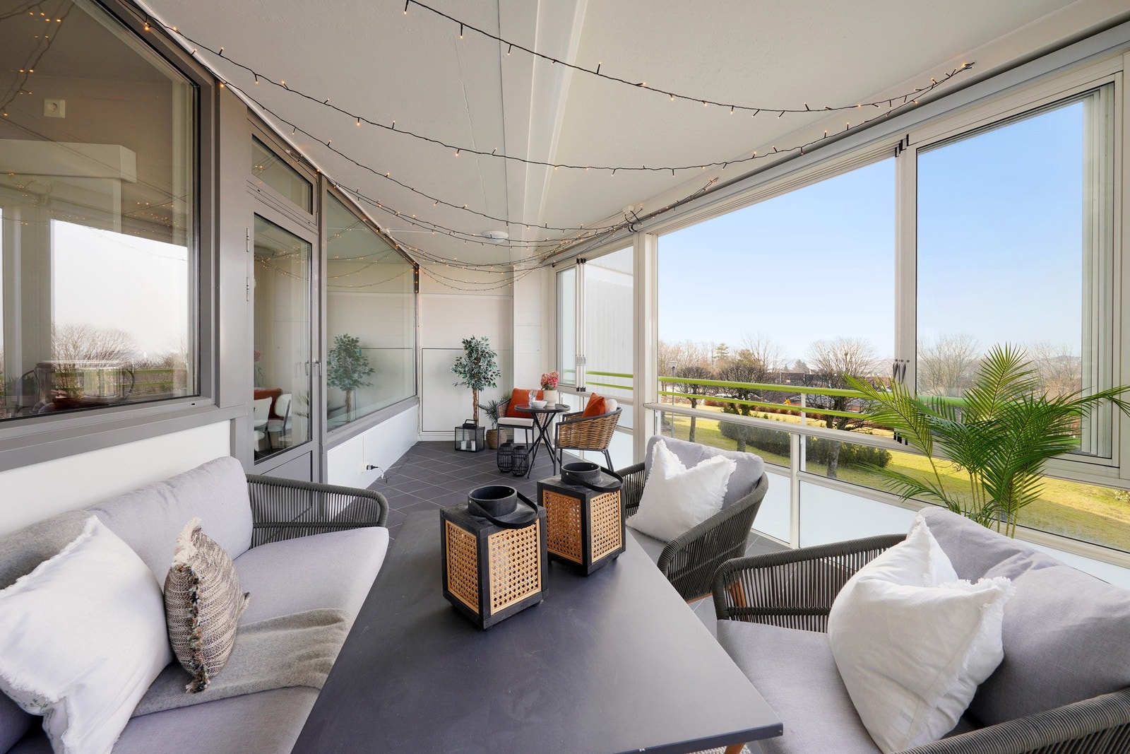 Innglasset balkong med elektrisk solskjerming Galleribilde